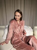 Женская велюровая пижама BO.Brand (с поясом и брюками, цвет пудровый) — изображение 2