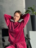 Велюрова жіноча піжама зі штанами BO.Brand (кофта та штани кюлоти з карманами, колір малиновий) - Зображення 2