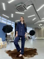 Жіноча шовкова піжама BO.Brand, сорочка та штани, колір синій - Зображення 2