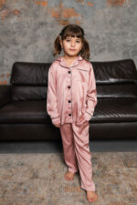 Дитяча шовкова піжама BO.Brand в кольорі пудра - Зображення 4