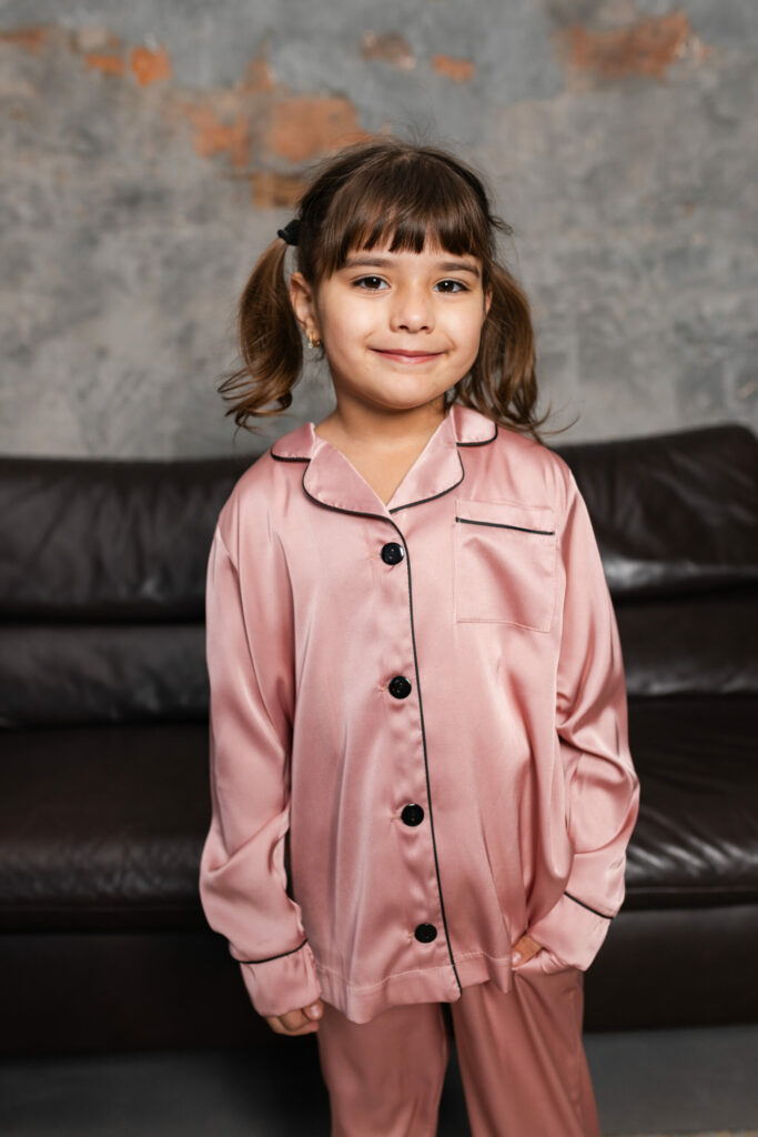 Дитяча шовкова піжама BO.Brand у пудровому кольорі зображення 2