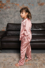 Дитяча шовкова піжама BO.Brand в кольорі пудра - Зображення 5