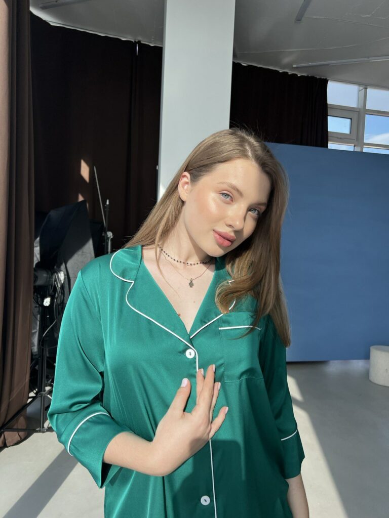 Жіноча шовкова піжама BO.Brand зеленого кольору (сорочка з поясом та штани) зображення 2