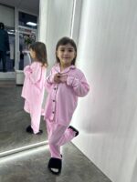 Дитяча шовкова піжама в рожевому кольорі з чорним кантом