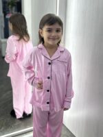 Дитяча шовкова піжама в рожевому кольорі з чорним кантом