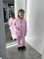 Дитяча шовкова піжама в рожевому кольорі з чорним кантом