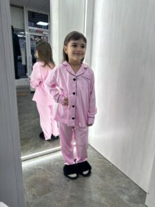 Дитяча шовкова піжама в рожевому кольорі з чорним кантом