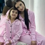 Дитяча шовкова піжама в рожевому кольорі з чорним кантом