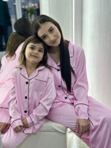 Дитяча шовкова піжама в рожевому кольорі з чорним кантом